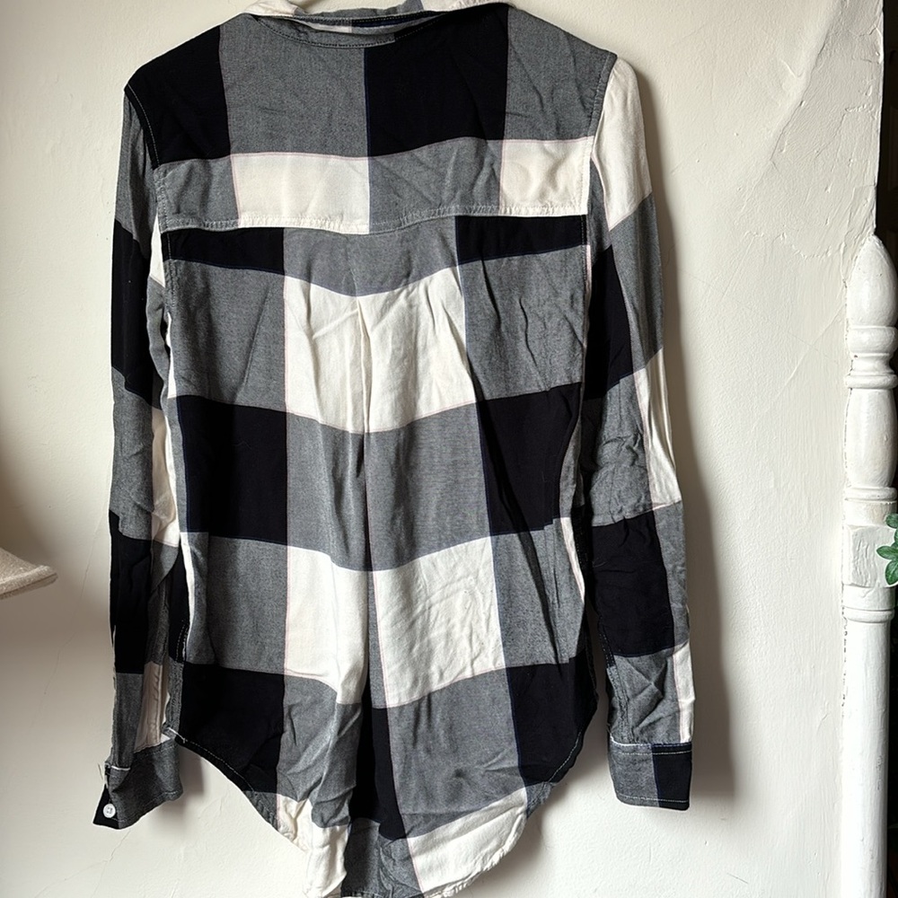 Universal Thread Henley button down - Picture 2 of 2